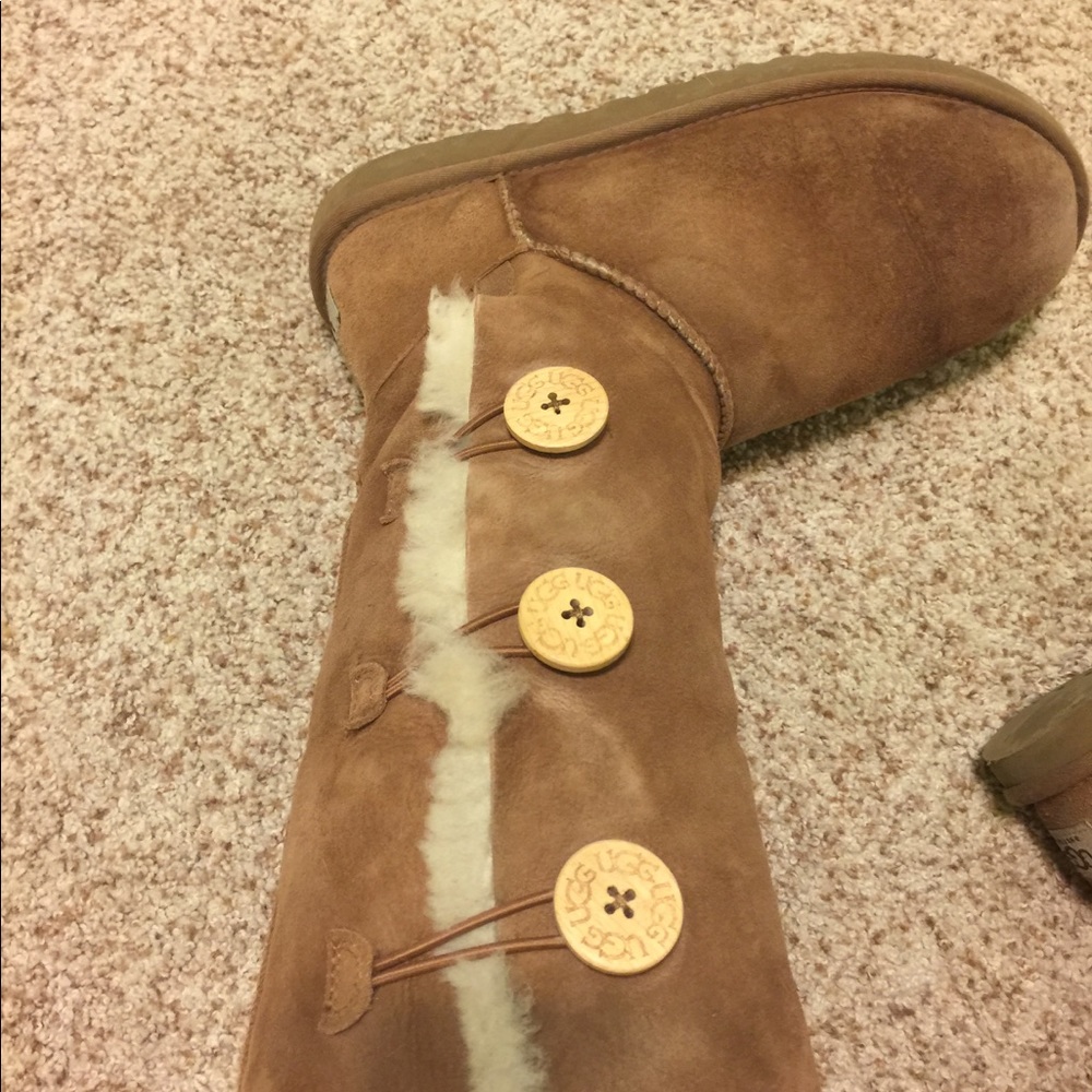 Bailey button Ugg boots in tan